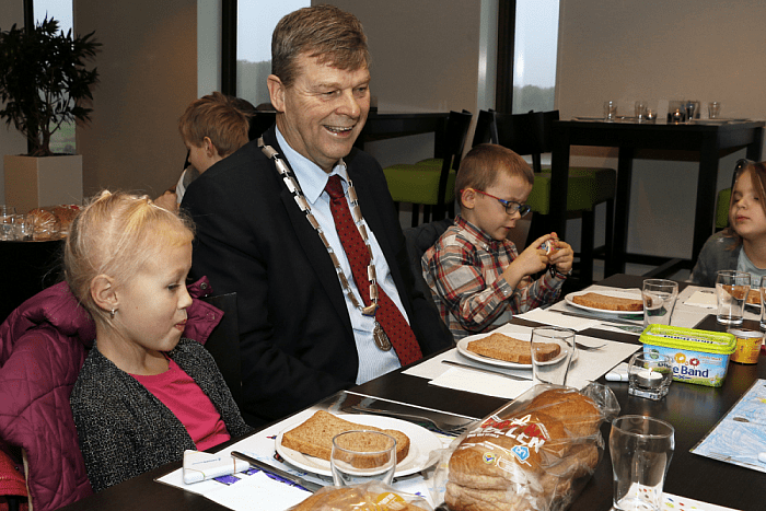 Kinderen brengen locoburgemeester ontbijtje - Foto: Gemeente Dalfsen