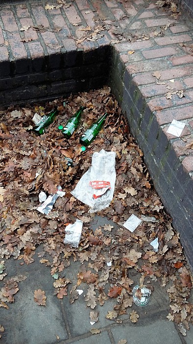 Resten van bezoek hangjongeren - Foto: Eigen geleverde foto