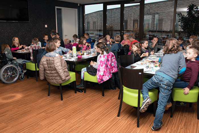 Kinderen brengen locoburgemeester ontbijtje - Foto: Gemeente Dalfsen