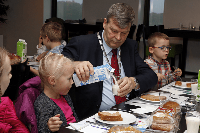 Kinderen brengen locoburgemeester ontbijtje - Foto: Gemeente Dalfsen