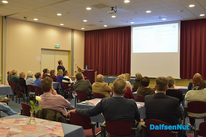 Karola Schröder presenteerde Dalfs blauw - Foto: Johan Bokma