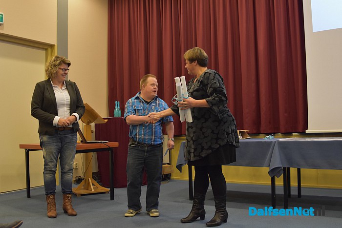 Karola Schröder presenteerde Dalfs blauw - Foto: Johan Bokma