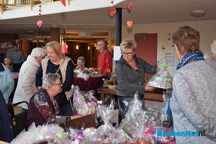 Goed bezochte Bazaar Woonzorgcentrum Rosengaerde - Foto: Johan Bokma