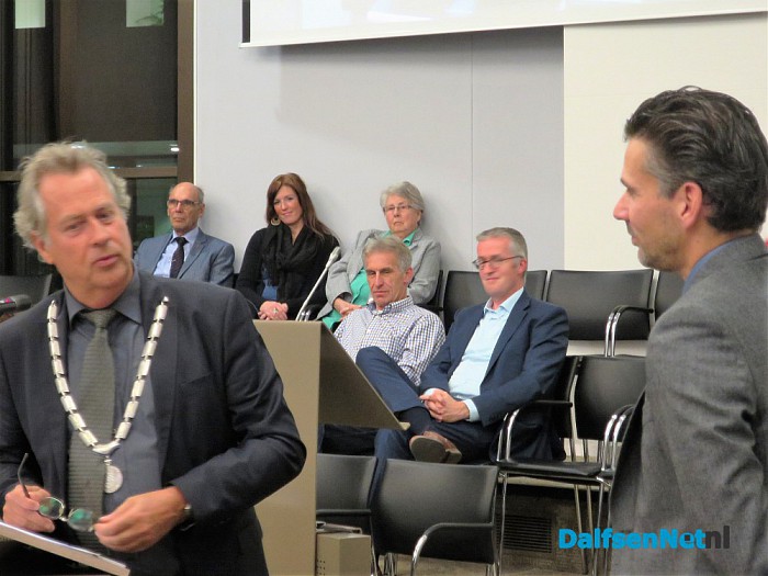 Vertrek uit raad met een huwelijksaanzoek - Foto: Wim