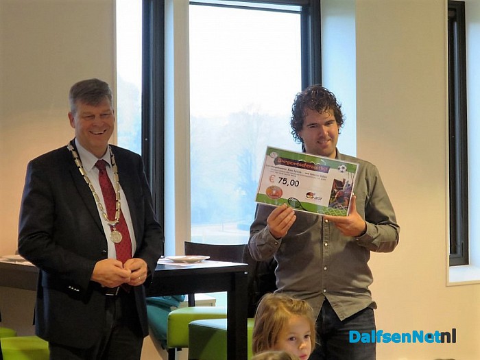 Kinderen brengen locoburgemeester ontbijtje - Foto: Wim