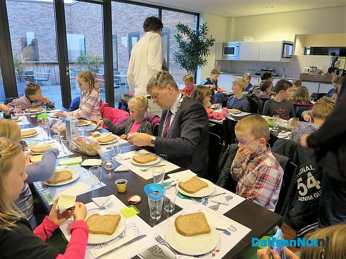 Kinderen brengen locoburgemeester ontbijtje - Foto: Wim
