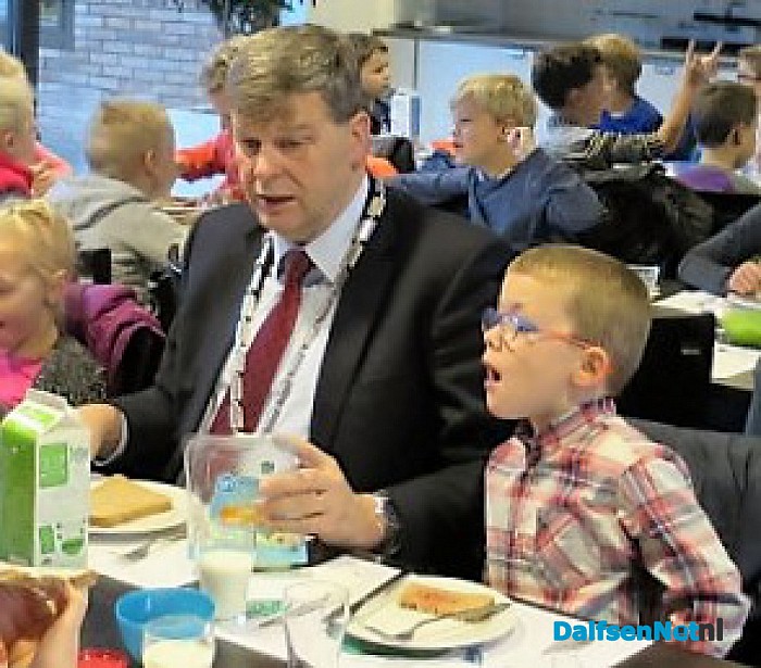 Kinderen brengen locoburgemeester ontbijtje - Foto: Wim