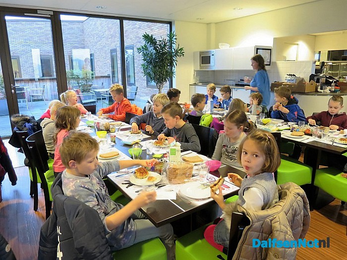 Kinderen brengen locoburgemeester ontbijtje - Foto: Wim