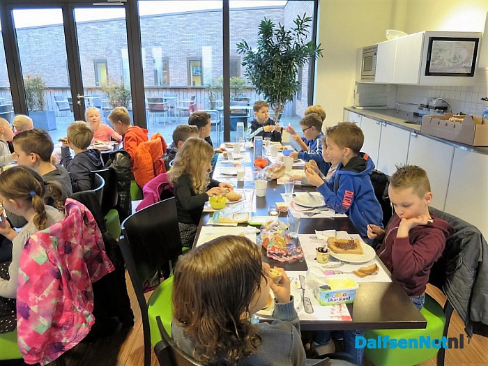Kinderen brengen locoburgemeester ontbijtje - Foto: Wim