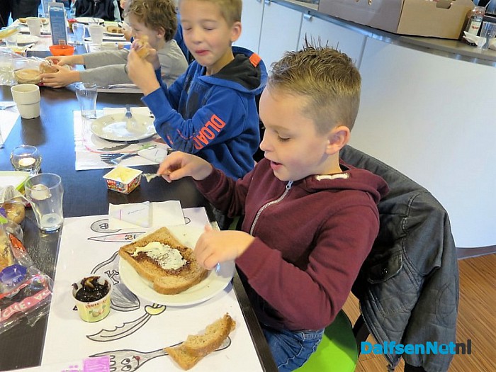 Kinderen brengen locoburgemeester ontbijtje - Foto: Wim