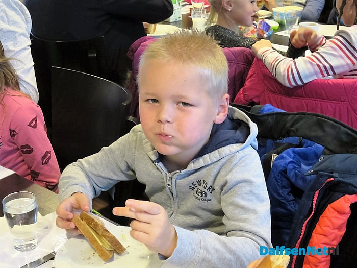Kinderen brengen locoburgemeester ontbijtje - Foto: Wim