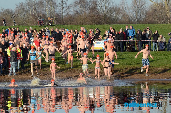 Jan Ardesch gaat er voor! Nieuwjaarsduik 2023 - Foto: Ingezonden foto
