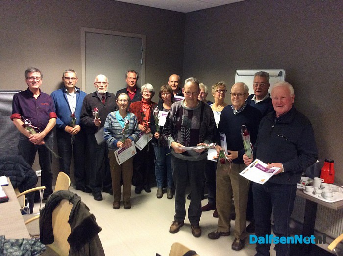 Burgemeester Noten reikt certificaten DigiD-cursus uit - Foto: Ingezonden foto