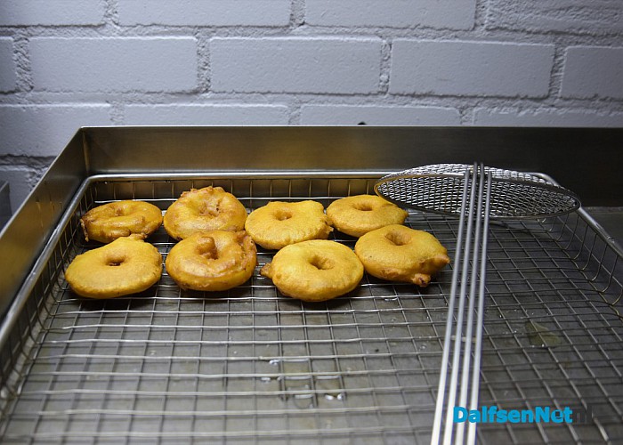 Vanaf morgen oliebollen en appelflappen te koop - Foto: Johan Bokma