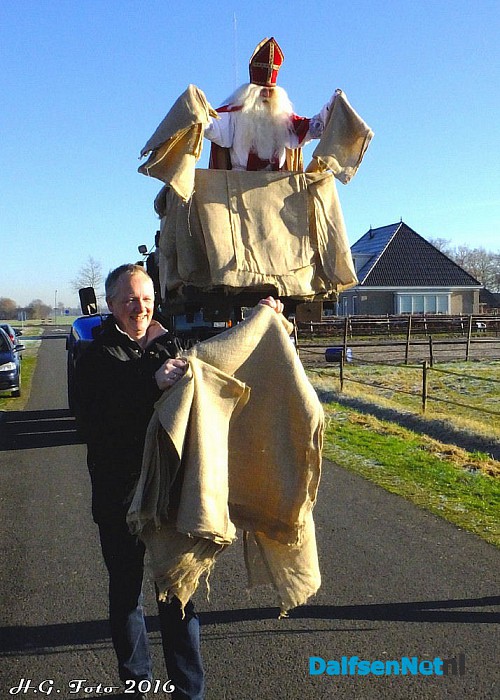 De varkens van Johnny Hogenkamp verrast door Sinterklaas. - Foto: H.G. Foto