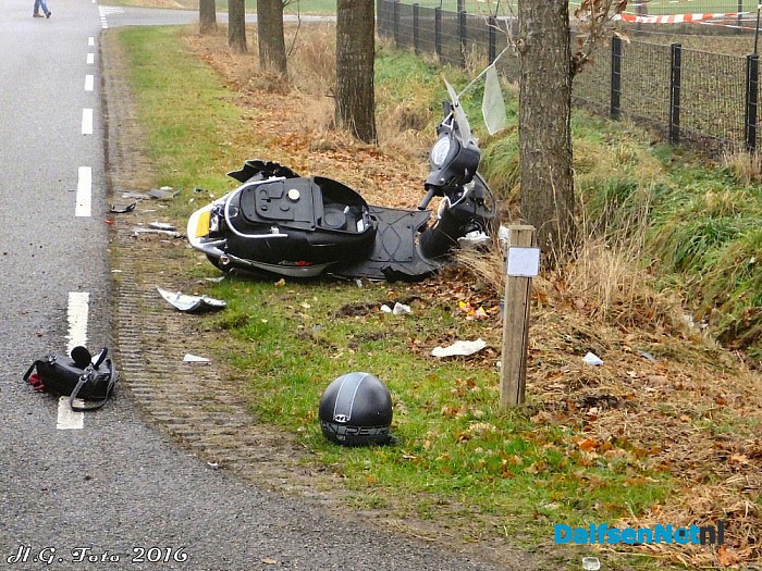 Aanrijding Scooter / Personenauto Dommelerdijk. - Foto: H.G. Foto
