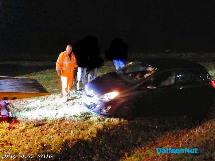 Auto van de weg bij het station - Foto: H.G. Foto