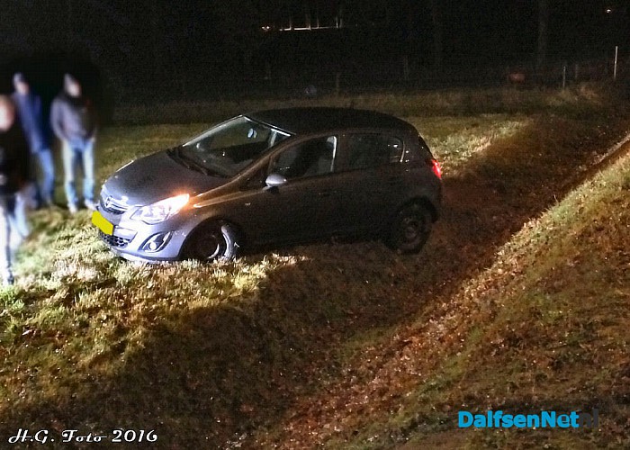 Auto van de weg bij het station - Foto: H.G. Foto