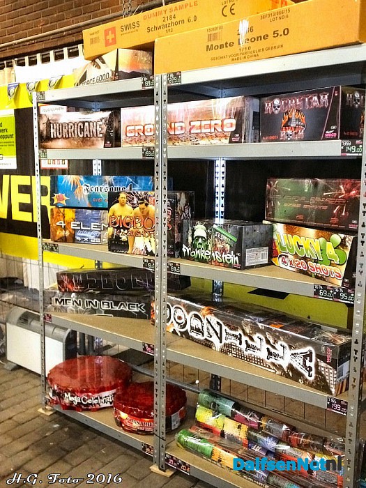 Weco vuurwerk doet goede zaken. - Foto: H.G. Foto