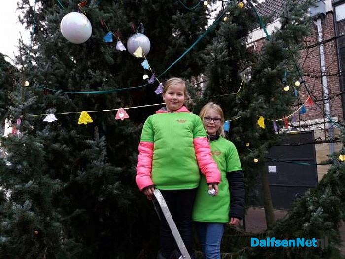 Leerlingen hangen slinger in kerstboom - Foto: Ingezonden foto
