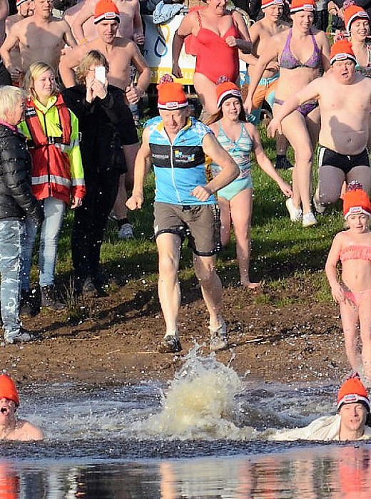 Ook nu weer Dalfser Nieuwjaarsduik 2017 - Foto: Eigen geleverde foto