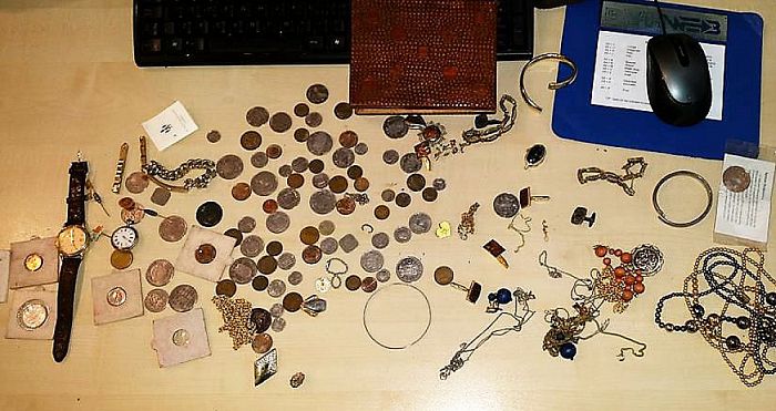 Kent u iets van deze goederen? - Foto: Politie