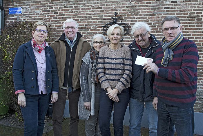 Al weer de eerste gift voor het hospice - Foto: Geert Bistervels