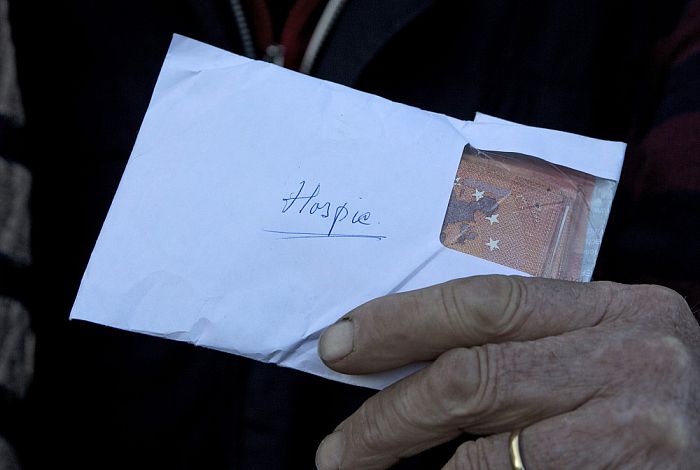Al weer de eerste gift voor het hospice - Foto: Geert Bistervels