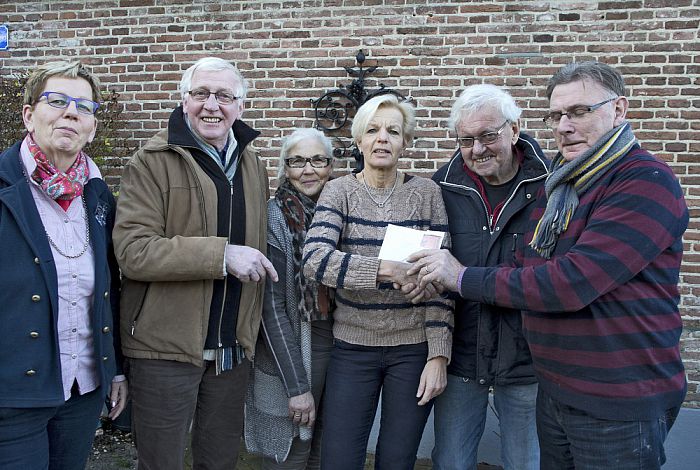Al weer de eerste gift voor het hospice - Foto: Geert Bistervels