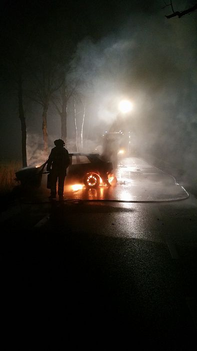 Auto in vlammen Heinoseweg - Foto: Politie Dalfsen