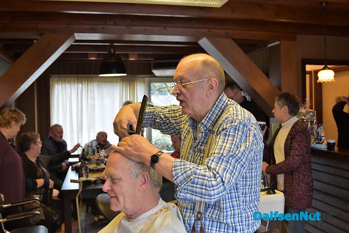 Kapper Steven de keizer van Dalfsen met pensioen - Foto: Johan Bokma