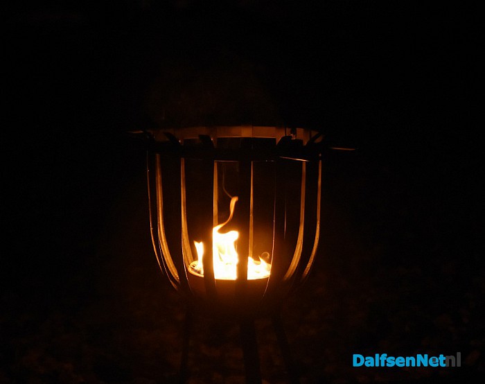 Stilstaan en gedenken bij  fakkels en kaarslicht - Foto: Johan Bokma