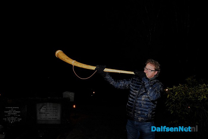 Stilstaan en gedenken bij  fakkels en kaarslicht - Foto: Johan Bokma