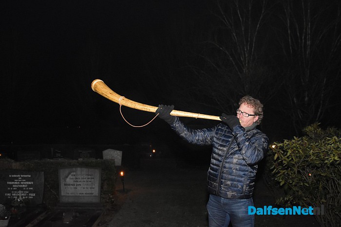 Stilstaan en gedenken bij  fakkels en kaarslicht - Foto: Johan Bokma