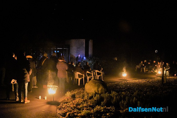 Stilstaan en gedenken bij  fakkels en kaarslicht - Foto: Johan Bokma