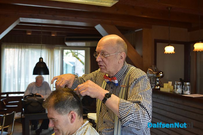 Kapper Steven de keizer van Dalfsen met pensioen - Foto: Johan Bokma
