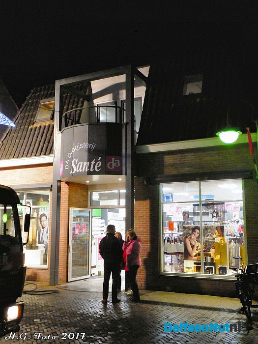 DA drogist in Dalfsen vol rook. - Foto: H.G. Foto