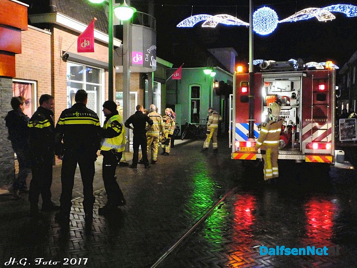 DA drogist in Dalfsen vol rook. - Foto: H.G. Foto