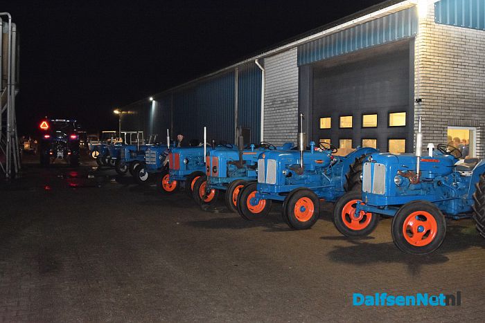 50 Ford trekkers voor jarige Jan Lindeboom. - Foto: Johan Bokma