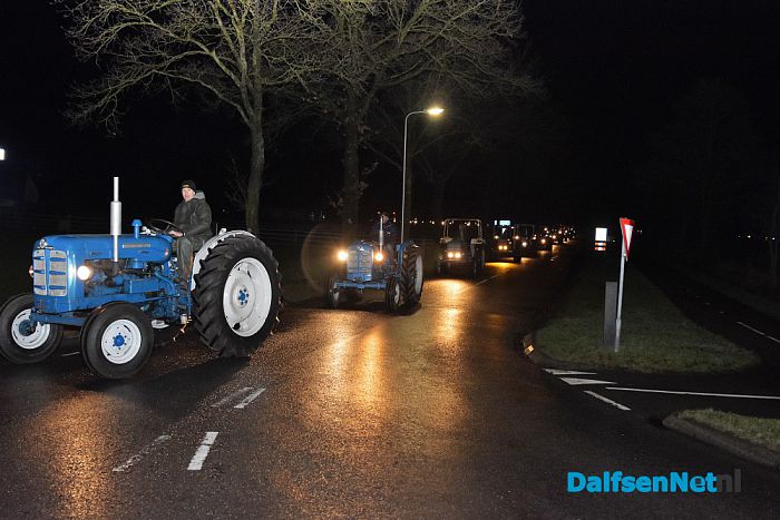 50 Ford trekkers voor jarige Jan Lindeboom. - Foto: Johan Bokma