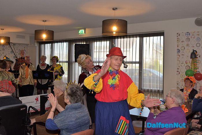 Twee roze T-shirts in plaats van een sleutel Carnaval in ‘t Sprokkeldorp barst los - Foto: Johan Bokma