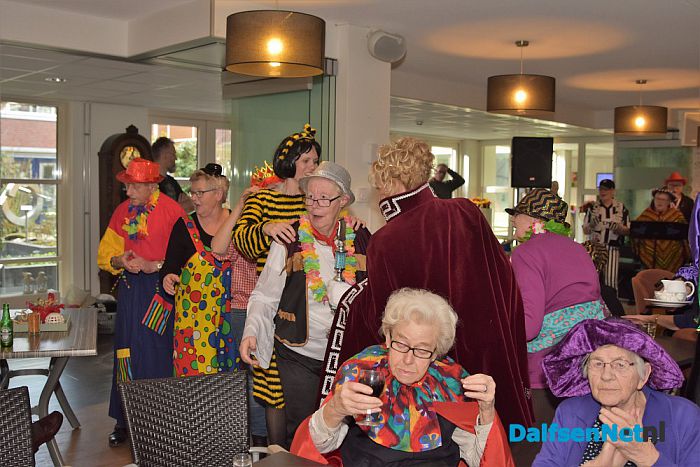 Twee roze T-shirts in plaats van een sleutel Carnaval in ‘t Sprokkeldorp barst los - Foto: Johan Bokma