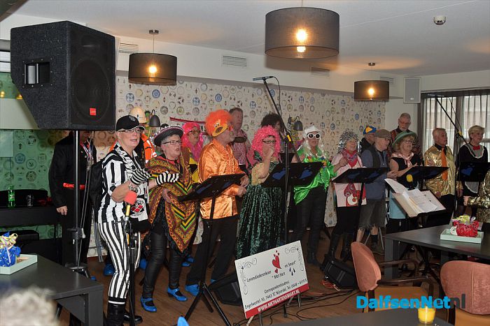 Twee roze T-shirts in plaats van een sleutel Carnaval in ‘t Sprokkeldorp barst los - Foto: Johan Bokma