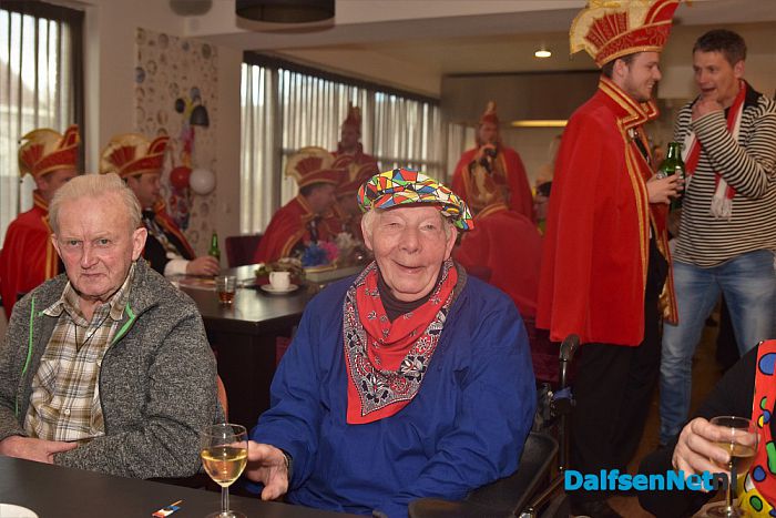 Twee roze T-shirts in plaats van een sleutel Carnaval in ‘t Sprokkeldorp barst los - Foto: Johan Bokma