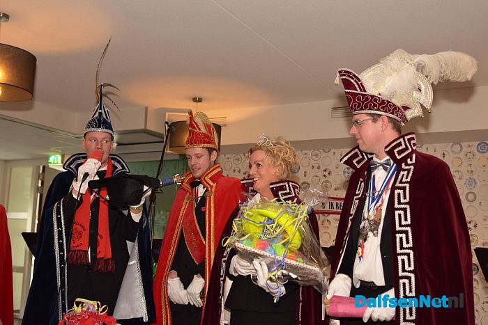 Twee roze T-shirts in plaats van een sleutel Carnaval in ‘t Sprokkeldorp barst los - Foto: Johan Bokma