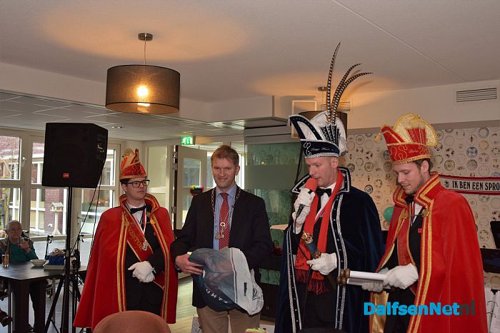 Twee roze T-shirts in plaats van een sleutel Carnaval in ‘t Sprokkeldorp barst los - Foto: Johan Bokma