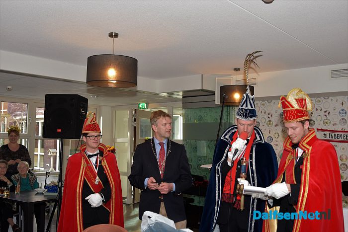 Twee roze T-shirts in plaats van een sleutel Carnaval in ‘t Sprokkeldorp barst los - Foto: Johan Bokma