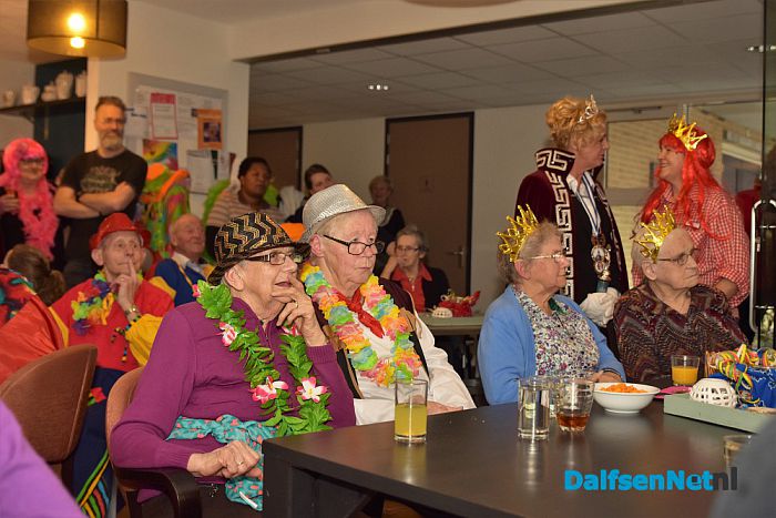 Twee roze T-shirts in plaats van een sleutel Carnaval in ‘t Sprokkeldorp barst los - Foto: Johan Bokma