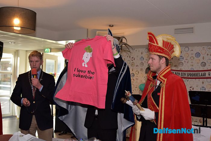 Twee roze T-shirts in plaats van een sleutel Carnaval in ‘t Sprokkeldorp barst los - Foto: Johan Bokma