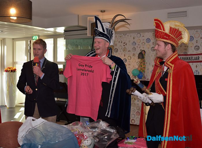 Twee roze T-shirts in plaats van een sleutel Carnaval in ‘t Sprokkeldorp barst los - Foto: Johan Bokma